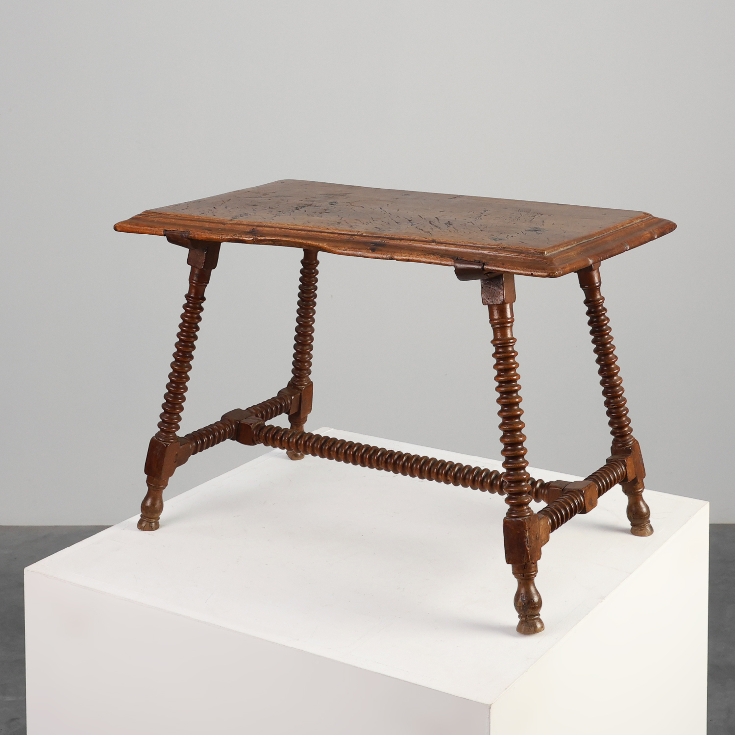 Antique Oak Side Table with Turned Legs and Stretcher Base, Spain, 17th Century-img